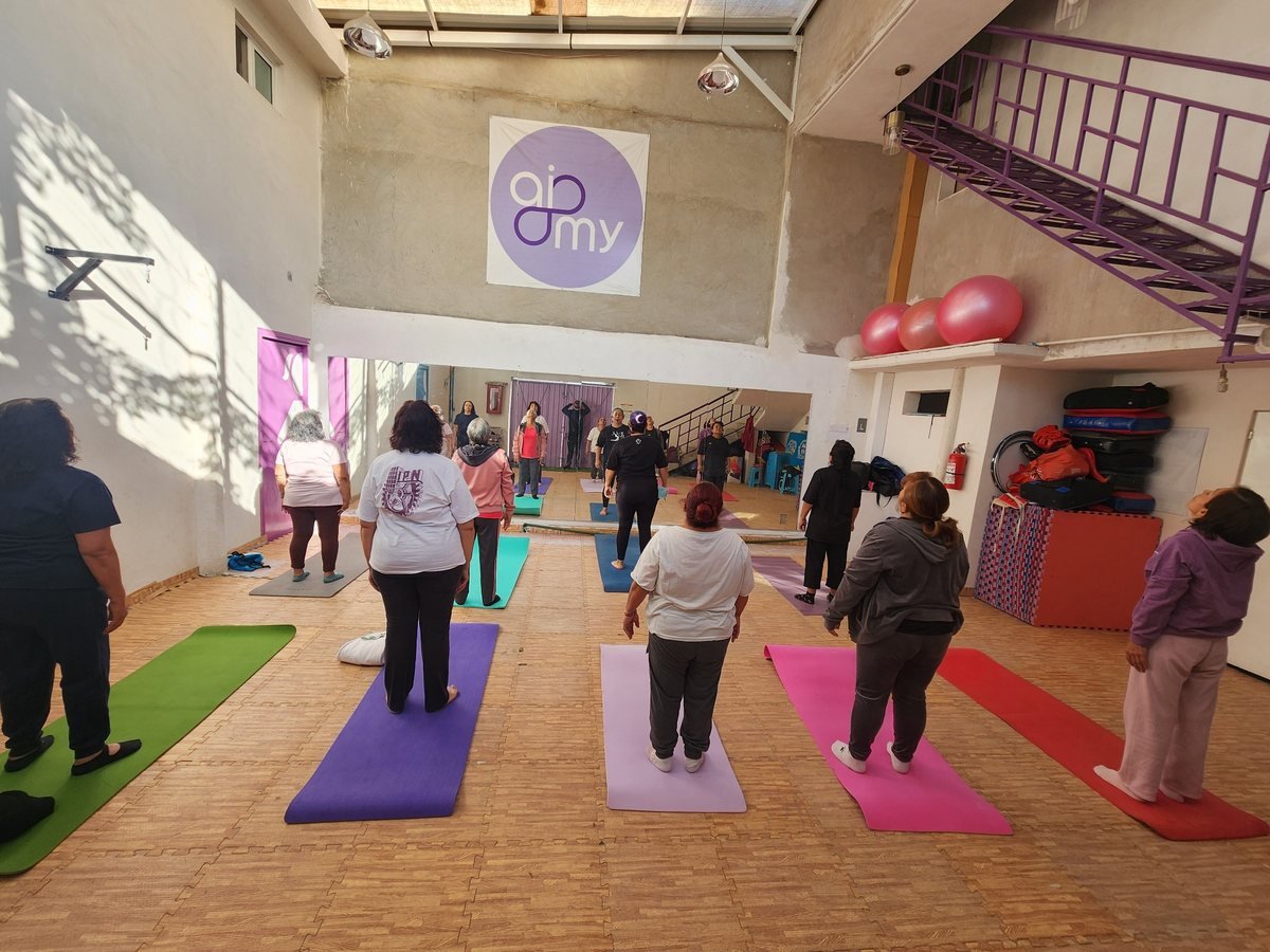 Grupo de alumnas realizando una clase de Yoga Funcional en Aimy Centro Cultural