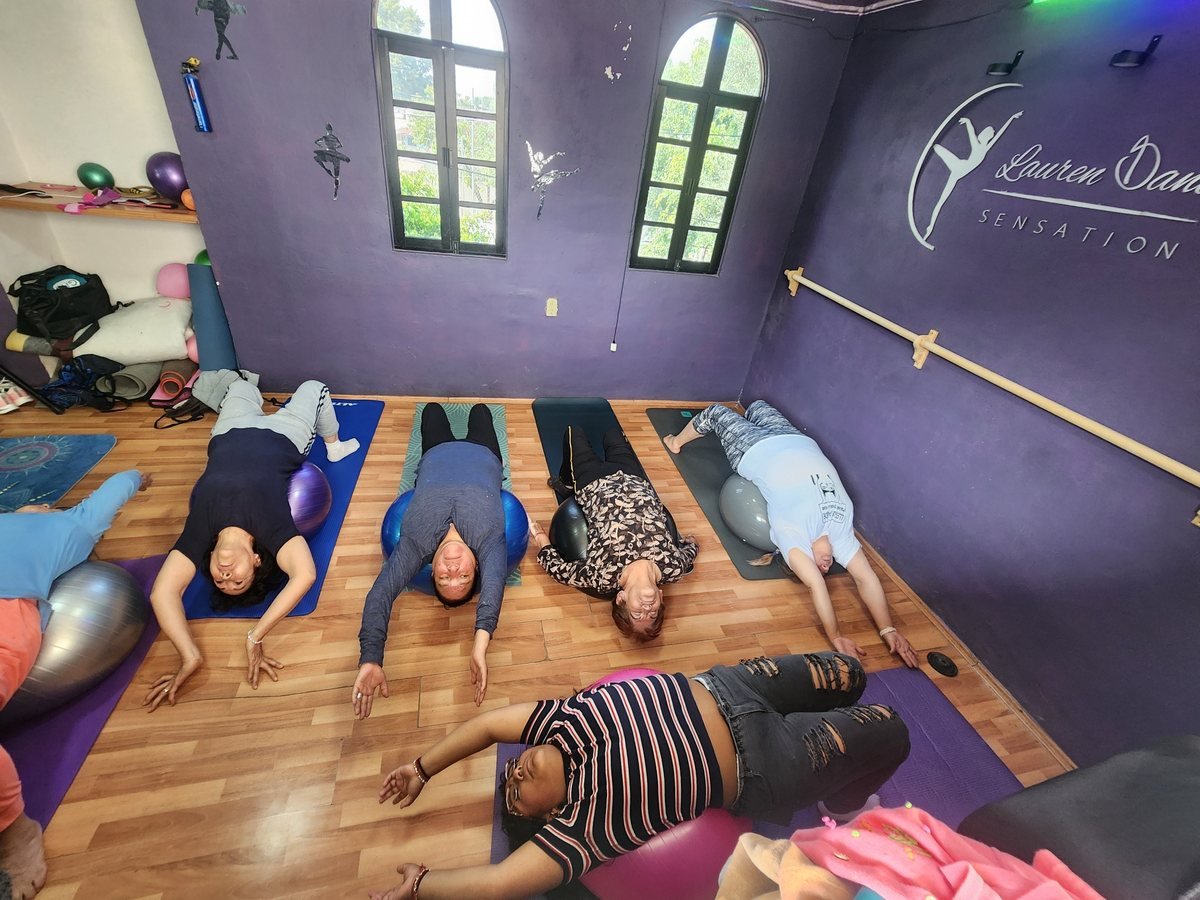 Alumnas de YogaLu realizando ejercicios sobre pelotas de estabilidad en Lauren Dance Sensation