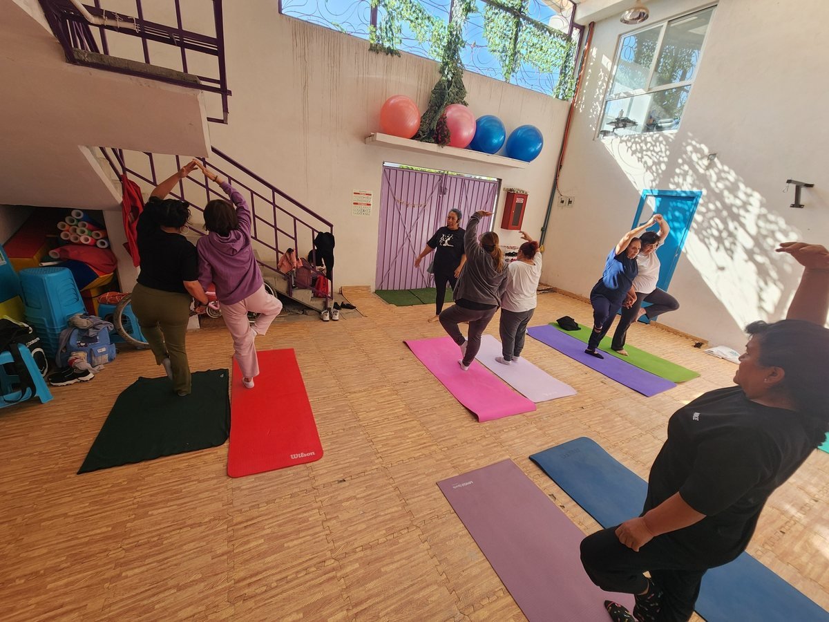 Práctica grupal de yoga funcional con ejercicios adaptables